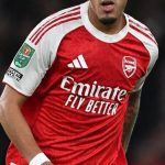Piero Hincapié debutó como titular en la victoria del Arsenal por la Carabao Cup