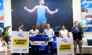 Noboa Entrega Becas y Suzuki a Jóvenes 2025