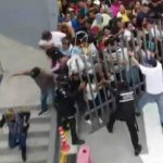 Compradores tumbaron reja de supermercado