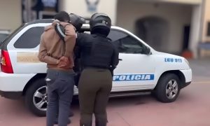 Policía captura 2 extranjeros por robo en bus Quito