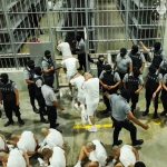 Primeros 238 Miembros del Tren de Aragua Llegan al CECOT en El Salvador Bajo Fuerte Operativo