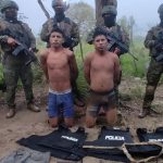 Ejército Ecuatoriano captura a dos extorsionadores armados en operativo en Los Ríos