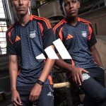 Emelec presentó una nueva indumentaria que memora sus orígenes