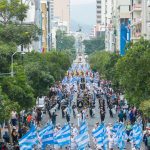 Miles de estudiantes celebran con orgullo los 490 años de Guayaquil en un vibrante desfile