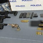 Policía detiene a dos jóvenes en Machala con armas, explosivos y plan de extorsión