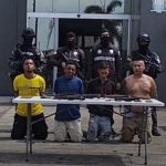 Tres Sujetos Capturados en Babahoyo con Armas y Uniformes Tras Persecución Policial
