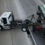 Camión se volcó en la avenida Juan Tanca Marengo