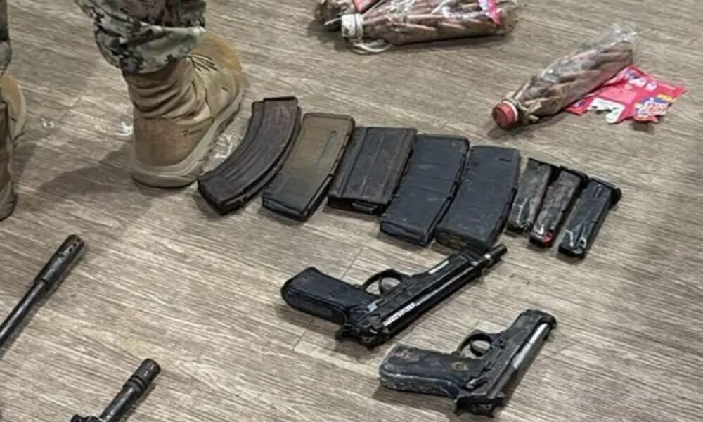 Militares hallan arsenal enterrado en pabellón desocupado