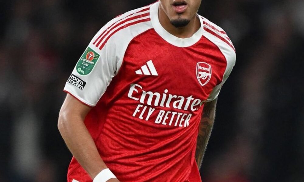 Piero Hincapié debutó como titular en la victoria del Arsenal por la Carabao Cup