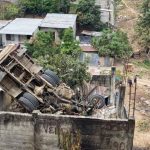 Volqueta permanece incrustada en vivienda de Guayaquil