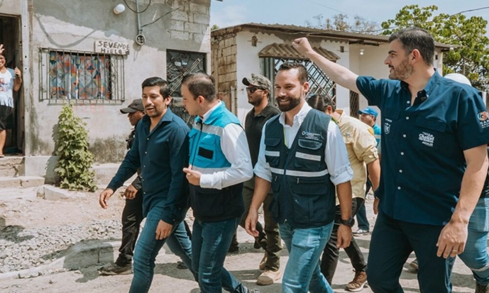 Alcalde supervisa avance de obras en Chongón