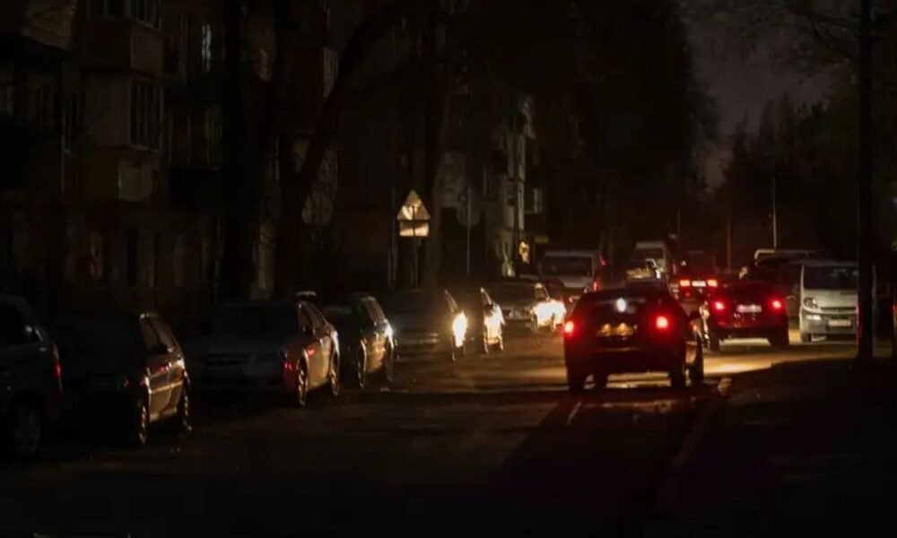 Ciudades de Ucrania y Rusia quedan a oscuras tras ataques